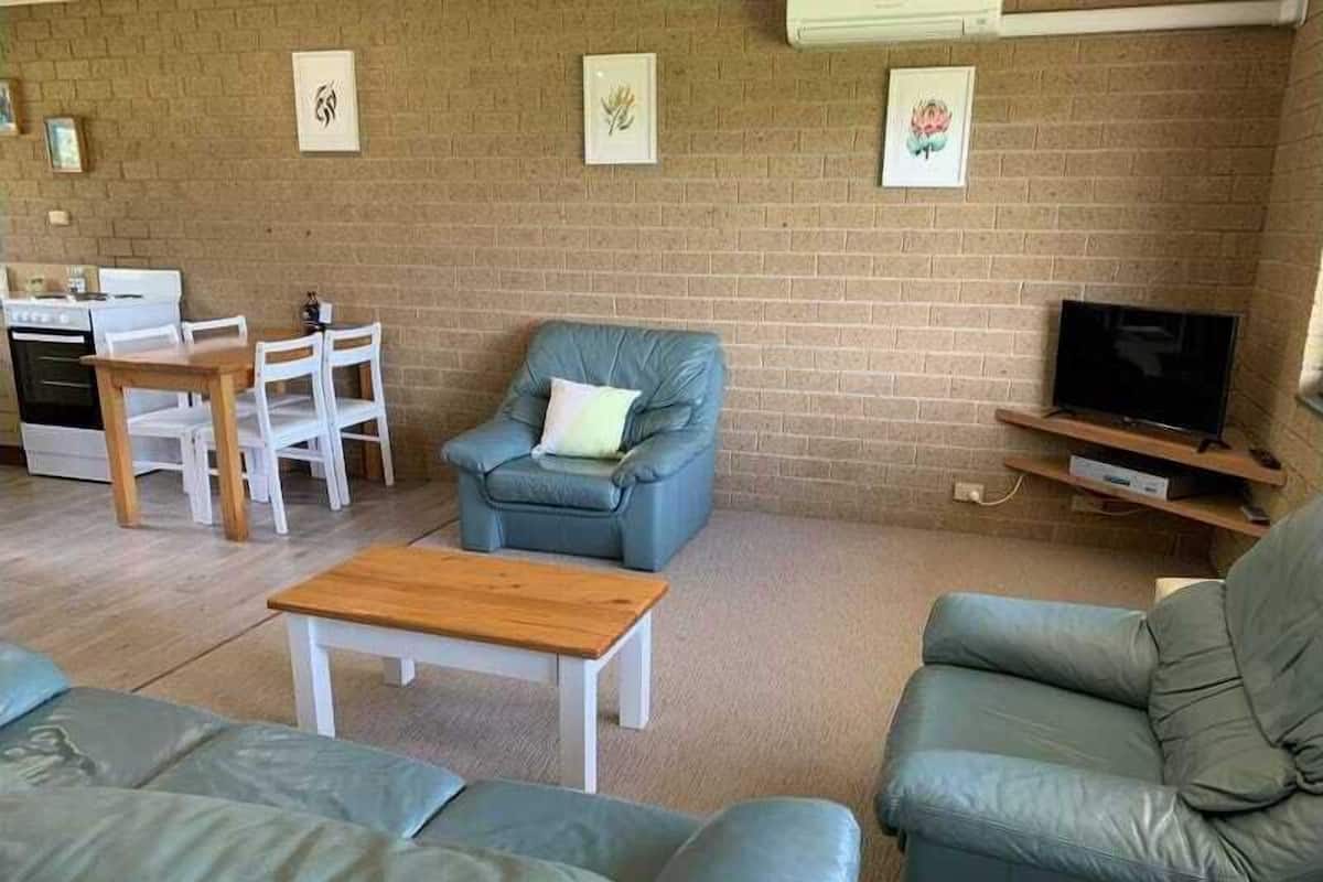 Casa de campo família, 2 quartos | Área de estar | TV de tela plana, DVD player, mesa de pingue-pongue
