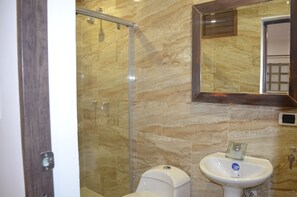 Triple Room | Bathroom | Shower, towels - Hotel Morazul (Bogotá)
