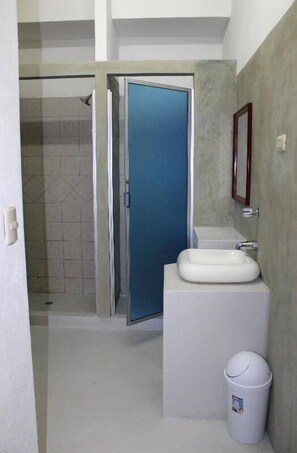 ห้องพักรวม, ห้องน้ำรวม | ห้องน้ำ | ฝักบัว, ผ้าเช็ดตัว