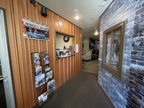 Kios check-in/check-out