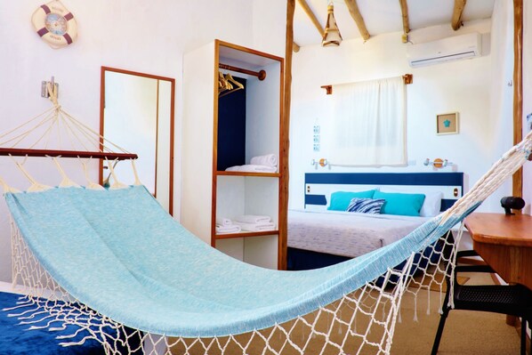 Kolmen hengen standard-huone | Tallelokero huoneessa, työpöytä