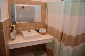 Standard Triple Room | Bathroom
