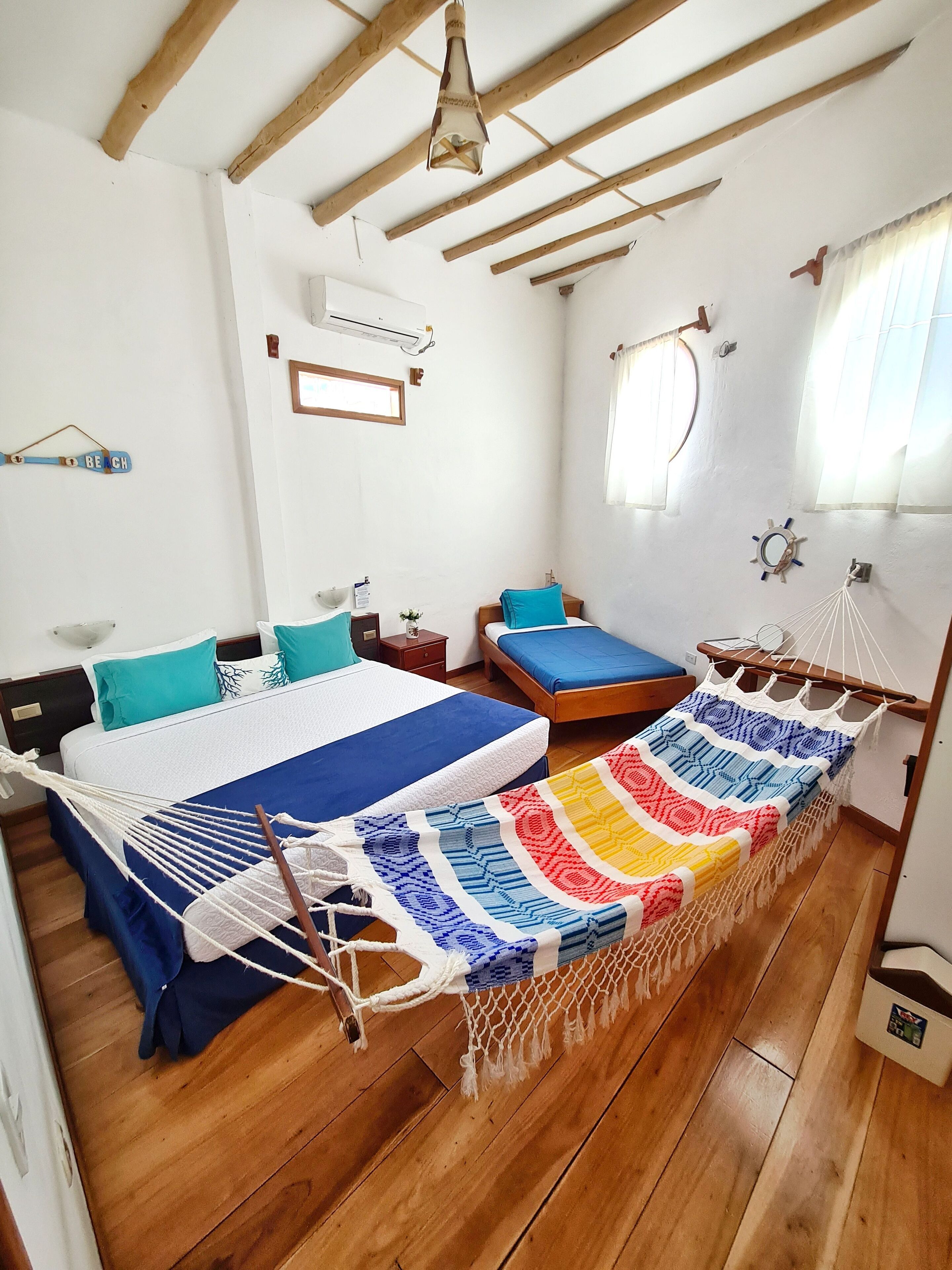 Caja de seguridad en la habitación y escritorio 