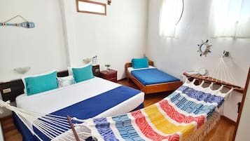 Standard-Dreibettzimmer | Zimmersafe, Schreibtisch, laptopgeeigneter Arbeitsplatz