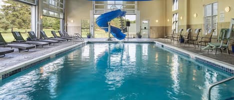 Een binnenzwembad, open van 08.00 uur tot 23.00 uur, en ligstoelen