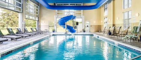 Piscine couverte, accès possible de 08 h 00 à 23 h 00, chaises longues