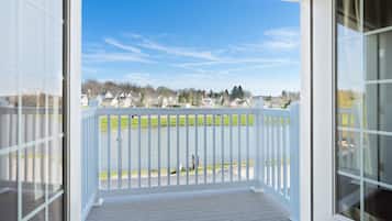 Habitación, 1 cama de matrimonio grande con sofá cama, no fumadores, vistas al lago | Vistas del balcón