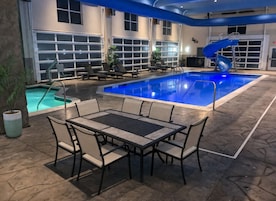 Una piscina techada, sillones reclinables de piscina