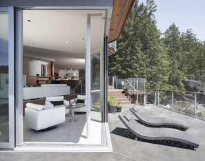 Terrace/patio - Pointhouse Suites On Sargeant Bay (Halfmoon Bay)