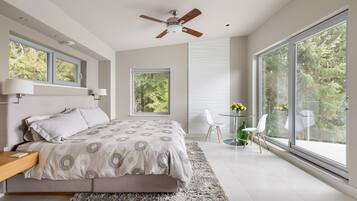 Beachcomber Suite | Premium bedding, iron/ironing board, free WiFi