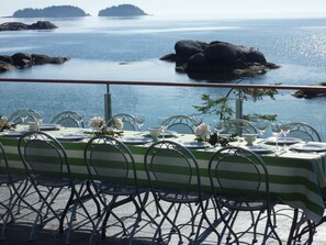 Outdoor wedding area - Pointhouse Suites On Sargeant Bay (Halfmoon Bay)