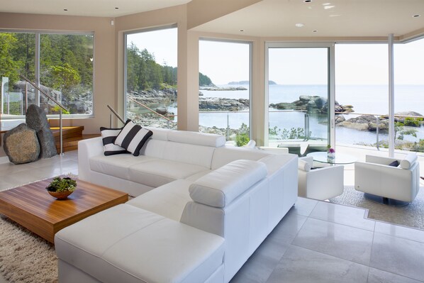 Interior - Pointhouse Suites On Sargeant Bay (Halfmoon Bay)