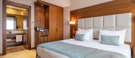 Sviitti, 1 parisänky, tupakointi kielletty | Ylelliset vuodevaatteet, minibaari, tallelokero huoneessa, työpöytä