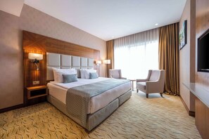 Suite, 1 letto matrimoniale, non fumatori | Biancheria da letto di alta qualità, minibar, una cassaforte in camera