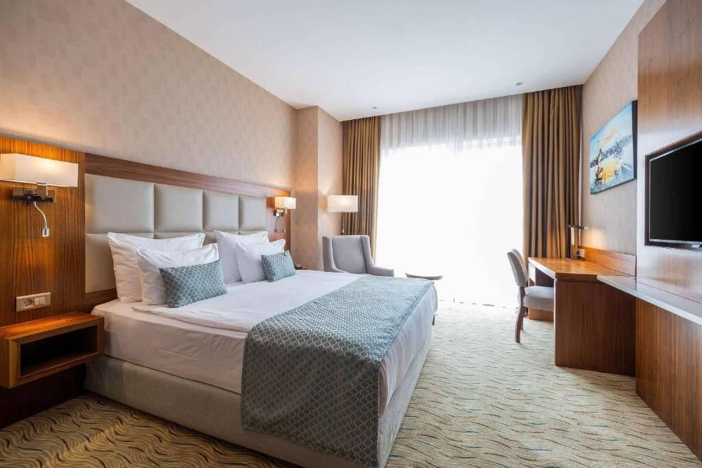 Sengetøy av topp kvalitet, minibar, safe på rommet og skrivebord