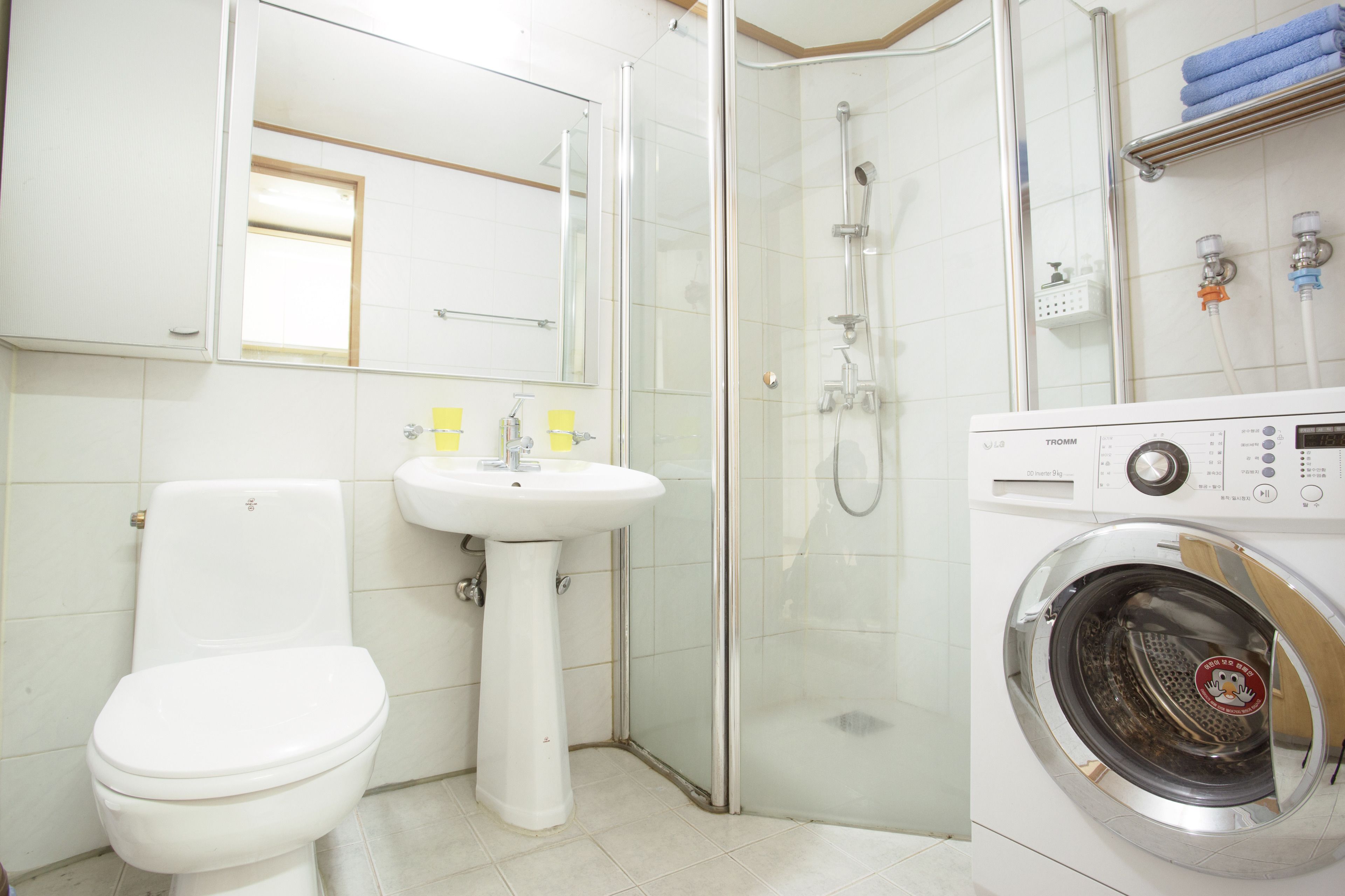 Triple Room | Bathroom | Shower, free toiletries, hair dryer, towels