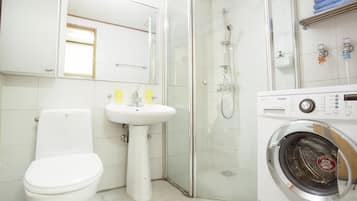 Triple Room | Bathroom | Shower, free toiletries, hair dryer, towels