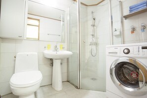 Triple Room | Bathroom | Shower, free toiletries, hair dryer, towels