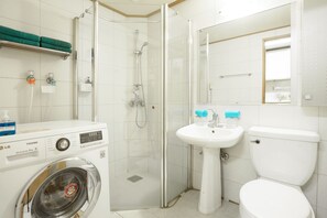 Dupleks Keluarga (  B  ) | Kamar mandi | Shower, perlengkapan mandi gratis, pengering rambut, dan handuk