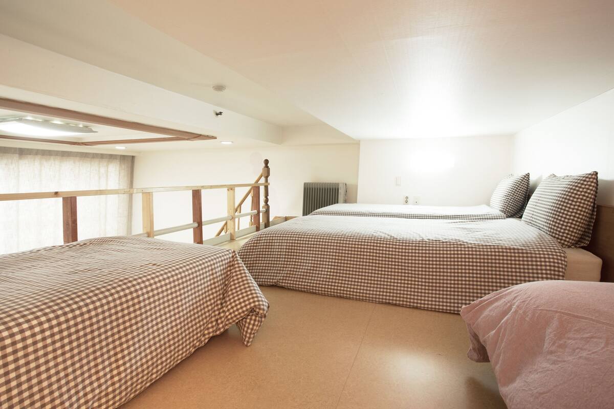 Toetasjes familieleilighet (  A  ) | Sengetøy av topp kvalitet, skrivebord og strykejern/-brett