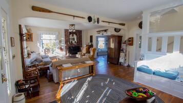 Check-in/check-out kiosk