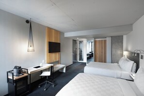 Luxe beddengoed, een bureau, geluiddichte muren