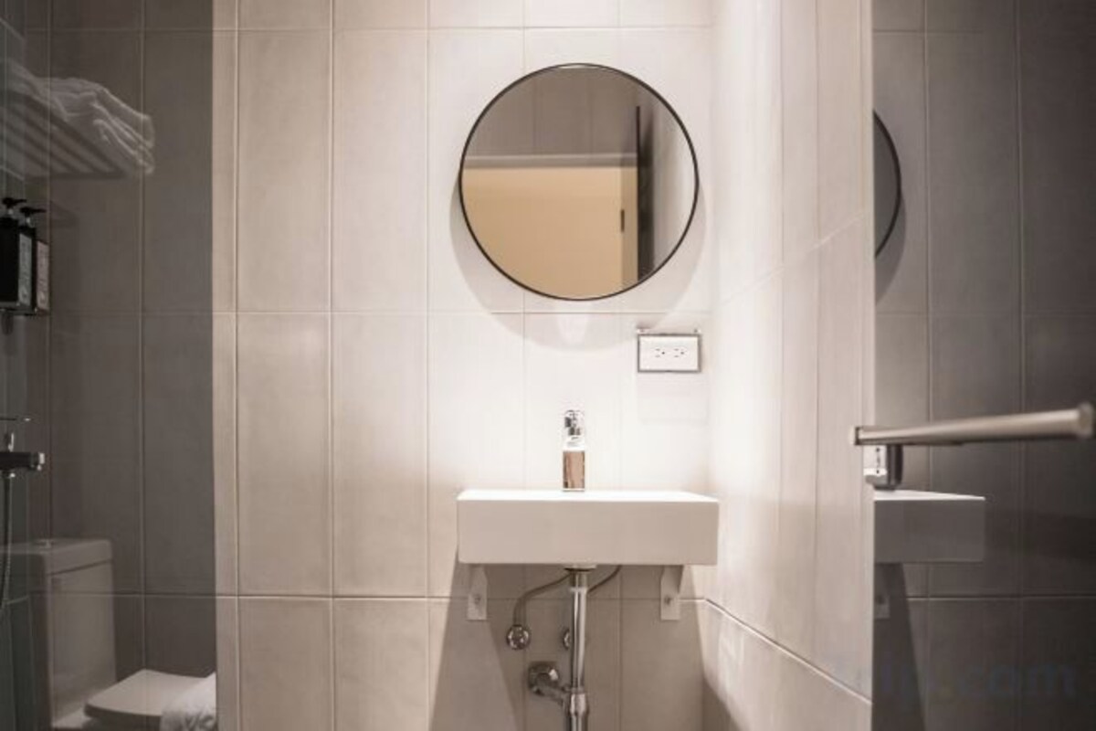 Baño | Artículos de higiene personal gratuitos, secador de pelo y zapatillas
