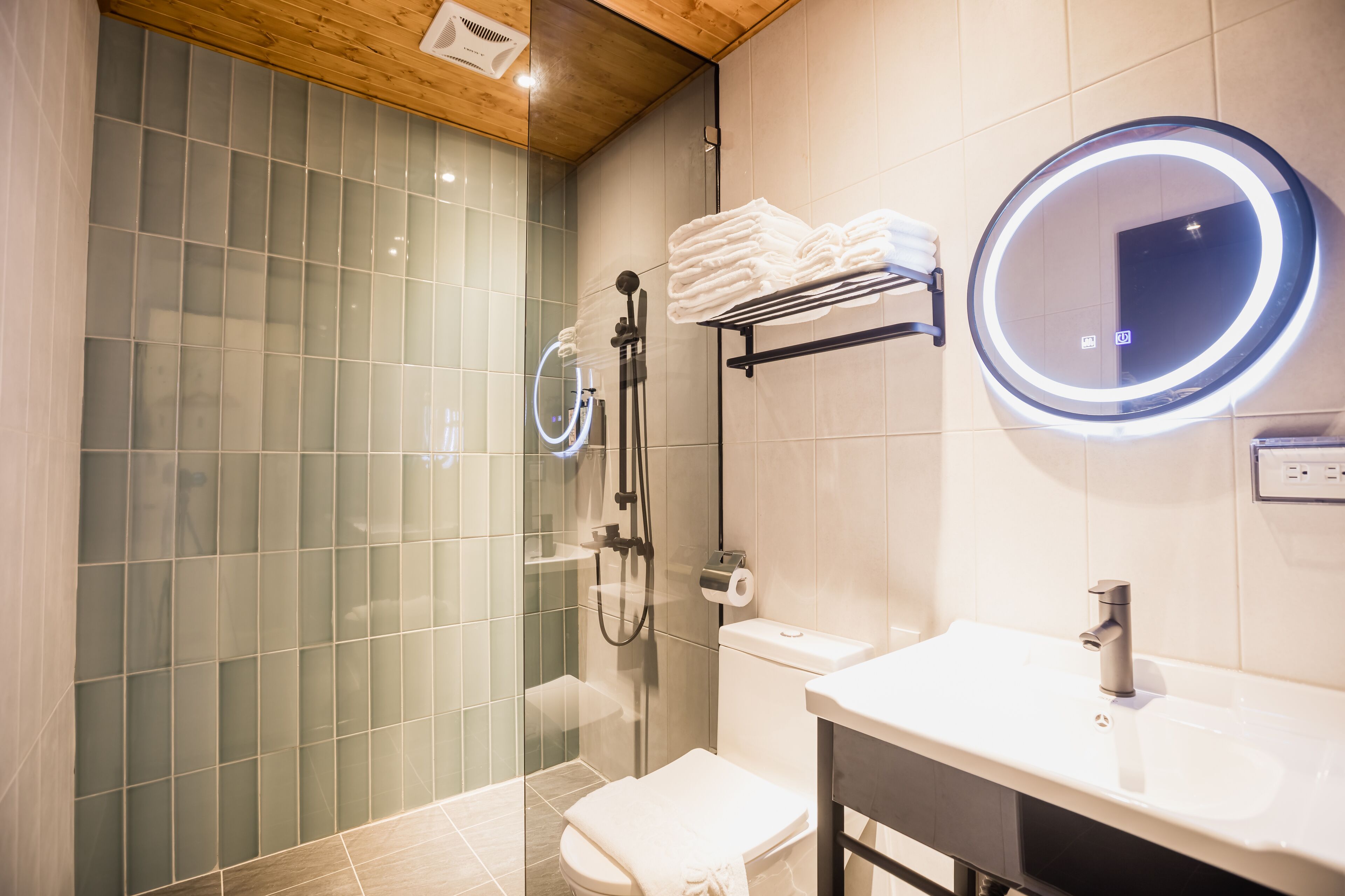 Eenvoudige vierpersoonskamer | Badkamer | Gratis toiletartikelen, een haardroger, pantoffels, handdoeken