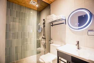 Basic Quadruple Room | Bathroom | Free toiletries, hair dryer, slippers, towels