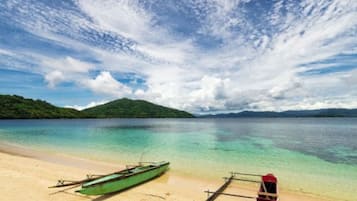 Plage, serviettes de plage, kayak, navigation en bateau à moteur