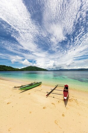 On the beach, beach towels, kayaking, motor boating - Driftwood Resort (Alotau)