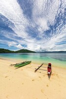 En la playa, toallas de playa, kayak, paseos en botes a motor