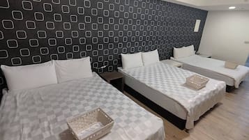 Quarto standard (For 6 people) | Cofres nos quartos, cortinas blackout, quartos à prova de som
