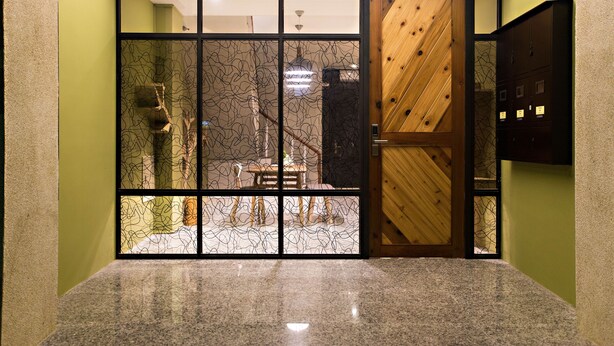 A modern interior with a glass partition, a wooden door, and a granite countertop. - Success 66 B&B (Taitung)