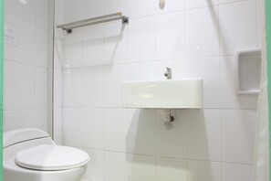 Family Room | Bathroom | Free toiletries