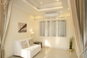 5 Bedrooms Villa with Private Pool and Jacuzzi  | In-room safe, desk, blackout drapes, iron/ironing board - Avoca Pool Villas (Pattaya)