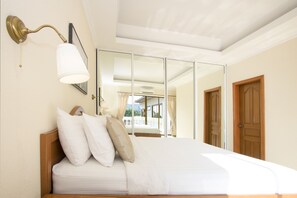 5 Bedrooms Villa with Private Pool and Jacuzzi  | In-room safe, desk, blackout drapes, iron/ironing board - Avoca Pool Villas (Pattaya)