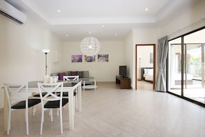 2 Bedrooms Villa with Private Pool and Hot Tub | 객실 내 식사 공간