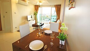 1 Bedroom Apartment | In-room dining - Sunset Boulevard by Pattaya Sunny Rentals (Pattaya)
