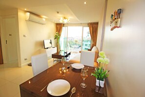 1 Bedroom Apartment | In-room dining - Sunset Boulevard by Pattaya Sunny Rentals (Pattaya)