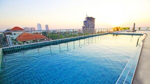 Outdoor pool, a rooftop pool - Sunset Boulevard by Pattaya Sunny Rentals (Pattaya)