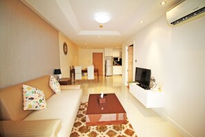 1 Bedroom Sea View Apartment | Wohnbereich | 32-Zoll-Flachbildfernseher mit Kabelempfang, Fernseher