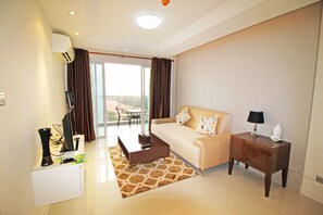 1 Bedroom Sea View Apartment | Living room | 32-inch flat-screen TV with cable channels, TV - Sunset Boulevard by Pattaya Sunny Rentals (Pattaya)