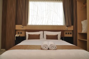 Desk, soundproofing, iron/ironing board, rollaway beds - Grand Omah Sastro (Depok)