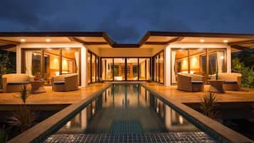 Luxury Suite | Outdoor pool