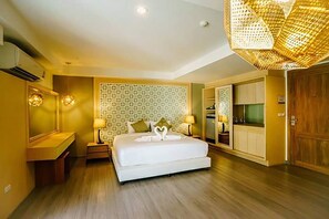 Junior Suite | In-room safe, desk, blackout drapes, iron/ironing board - Moon Dragon Hotel (Chiang Mai)