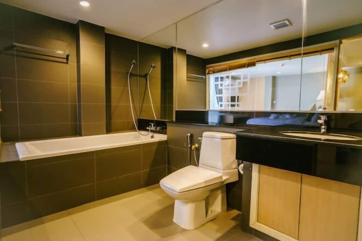 Bathroom | Free toiletries, hair dryer, bathrobes, slippers