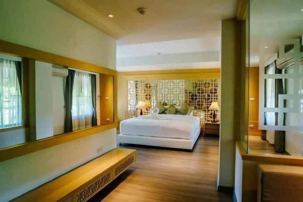 1 bedroom, in-room safe, desk, blackout curtains