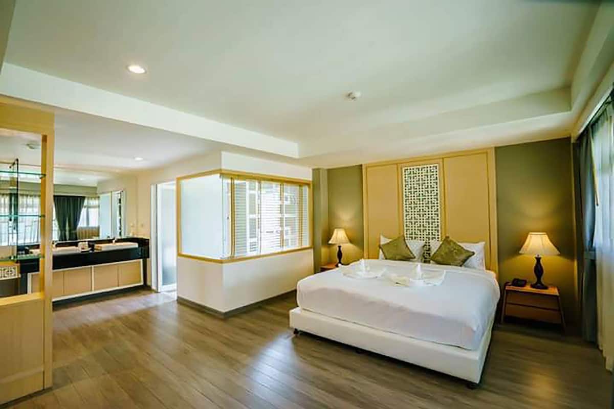 Executive Suite | 1 bedroom, in-room safe, desk, blackout curtains