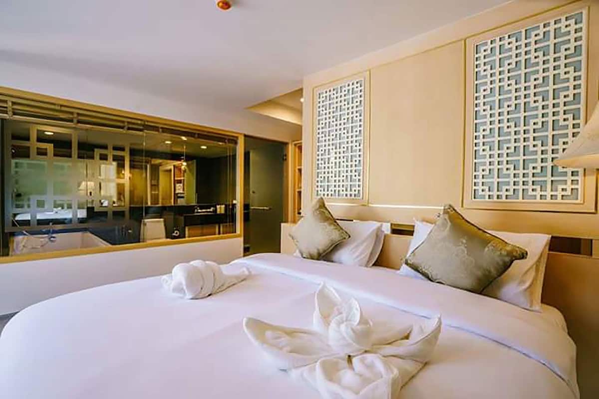 Grand Deluxe Room | 1 bedroom, in-room safe, desk, blackout curtains